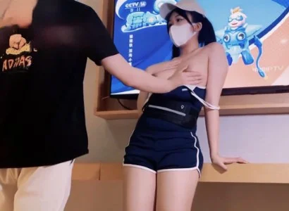 Em nhân viên bán TV xinh đẹp với người khách may mắn