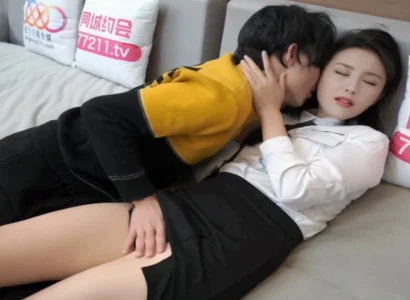 Cô thư ký xinh đẹp lén phục vụ sếp để lấy tiền
