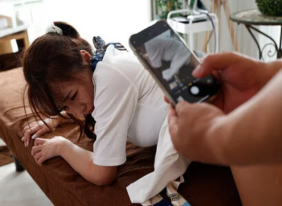 Thấy em nhân viên quá ngon đè cô ấy ra mà quan hệ