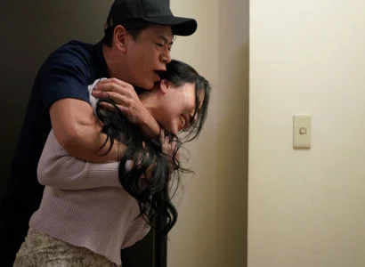 Nữ ca sĩ bị người hâm mộ giở trò đồi bại vì quá xinh đẹp làm mất kiểm soát