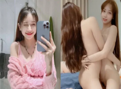 Lâm Thái Vy và cô bạn thân móc bím nhau ngay trong khi phát trực tiếp
