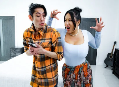 Con trai này làm cho mẹ kế xăm trổ hàng múp đạt cực khoái